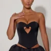 Amora Embellished Heart Cut-Out Strapless Corset Top i svart Amora Embellished Heart Cut-Out Strapless Corset Top i svart