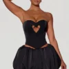 Amora Embellished Heart Cut-Out Strapless Corset Top i svart Amora Embellished Heart Cut-Out Strapless Corset Top i svart