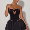 Amora Embellished Heart Cut-Out Strapless Corset Top i svart Amora Embellished Heart Cut-Out Strapless Corset Top i svart