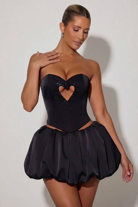 Amora Embellished Heart Cut-Out Strapless Corset Top i svart Amora Embellished Heart Cut-Out Strapless Corset Top i svart