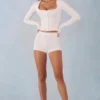 Amoura stickade minishorts med medelhög midja i färgen Ivory Amoura stickade minishorts med medelhög midja i färgen Ivory