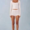 Amoura stickade minishorts med medelhög midja i färgen Ivory Amoura stickade minishorts med medelhög midja i färgen Ivory