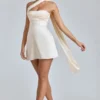 Anastasia draperad halterneck-miniklänning i satin i färgen Ivory Anastasia draperad halterneck-miniklänning i satin i färgen Ivory