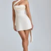 Anastasia draperad halterneck-miniklänning i satin i färgen Ivory Anastasia draperad halterneck-miniklänning i satin i färgen Ivory