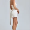 Anastasia draperad halterneck-miniklänning i satin i färgen Ivory Anastasia draperad halterneck-miniklänning i satin i färgen Ivory