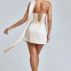 Anastasia draperad halterneck-miniklänning i satin i färgen Ivory Anastasia draperad halterneck-miniklänning i satin i färgen Ivory