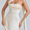 Anastasia draperad halterneck-miniklänning i satin i färgen Ivory Anastasia draperad halterneck-miniklänning i satin i färgen Ivory