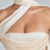 Anastasia draperad halterneck-miniklänning i satin i färgen Ivory Anastasia draperad halterneck-miniklänning i satin i färgen Ivory