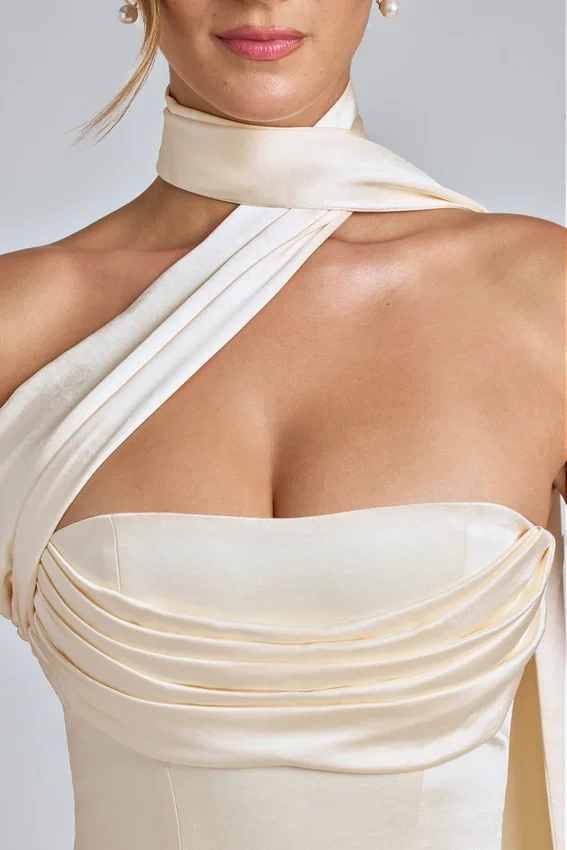 Anastasia draperad halterneck-miniklänning i satin i färgen Ivory Anastasia draperad halterneck-miniklänning i satin i färgen Ivory