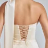 Anastasia draperad halterneck-miniklänning i satin i färgen Ivory Anastasia draperad halterneck-miniklänning i satin i färgen Ivory