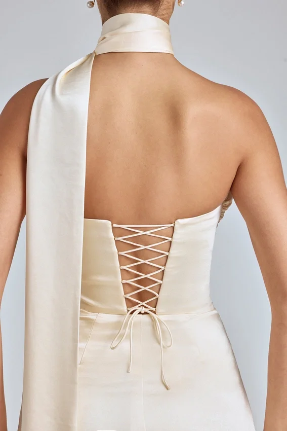 Anastasia draperad halterneck-miniklänning i satin i färgen Ivory Anastasia draperad halterneck-miniklänning i satin i färgen Ivory