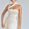 Anastasia draperad halterneck-miniklänning i satin i färgen Ivory Anastasia draperad halterneck-miniklänning i satin i färgen Ivory