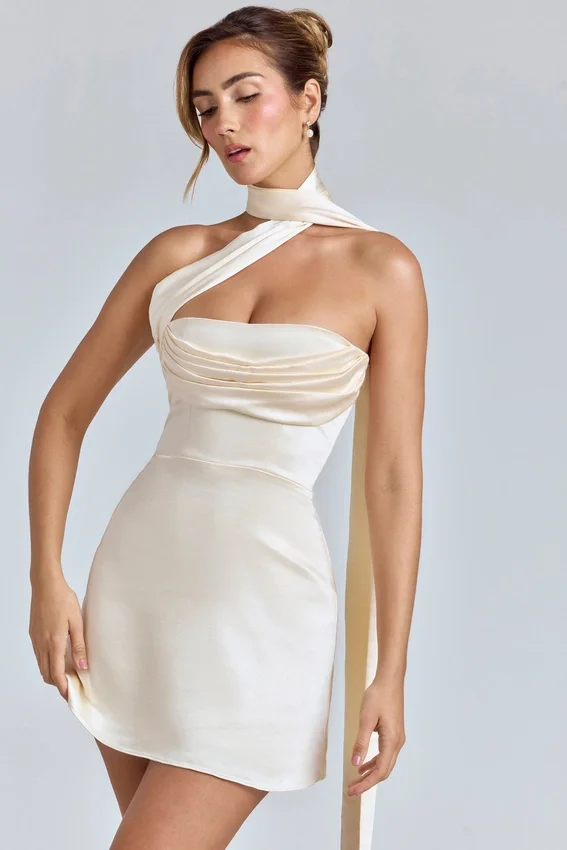 Anastasia draperad halterneck-miniklänning i satin i färgen Ivory Anastasia draperad halterneck-miniklänning i satin i färgen Ivory