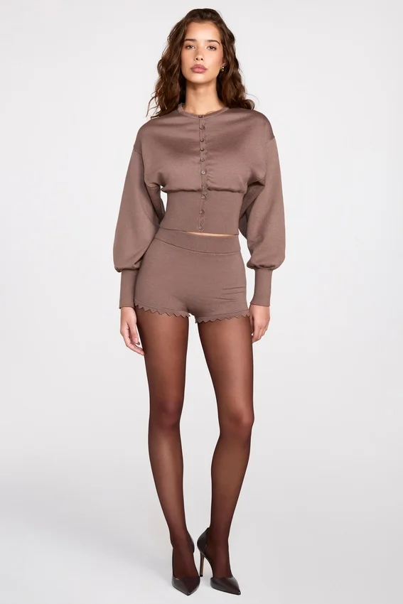 Antonia stickade minishorts med medelhög midja i färgen Mocha Antonia stickade minishorts med medelhög midja i färgen Mocha