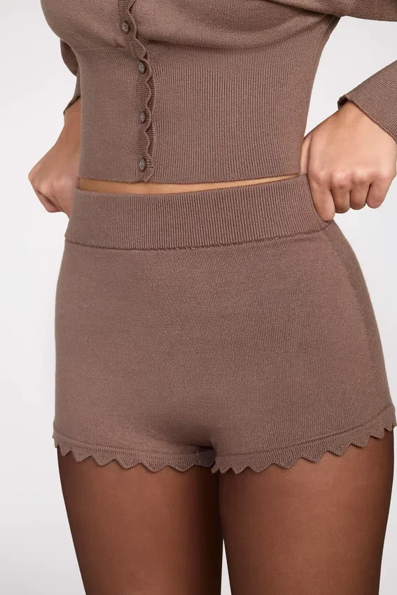 Antonia stickade minishorts med medelhög midja i färgen Mocha Antonia stickade minishorts med medelhög midja i färgen Mocha