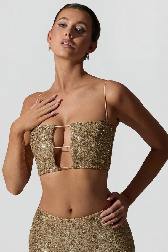 Ariana Embellished Cut-Out Crop Top i guld Ariana Embellished Cut-Out Crop Top i guld