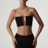 Ariana Embellished Cut-Out Crop Top i svart Ariana Embellished Cut-Out Crop Top i svart