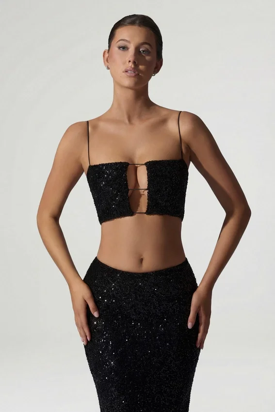 Ariana Embellished Cut-Out Crop Top i svart Ariana Embellished Cut-Out Crop Top i svart