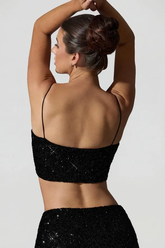 Ariana Embellished Cut-Out Crop Top i svart Ariana Embellished Cut-Out Crop Top i svart