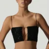 Ariana Embellished Cut-Out Crop Top i svart Ariana Embellished Cut-Out Crop Top i svart