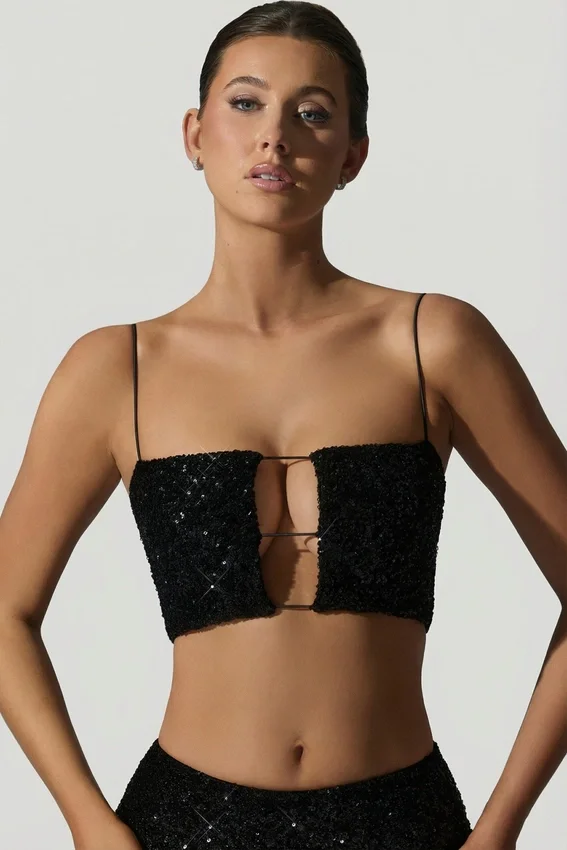 Ariana Embellished Cut-Out Crop Top i svart Ariana Embellished Cut-Out Crop Top i svart