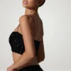Ariana Embellished Cut-Out Crop Top i svart Ariana Embellished Cut-Out Crop Top i svart