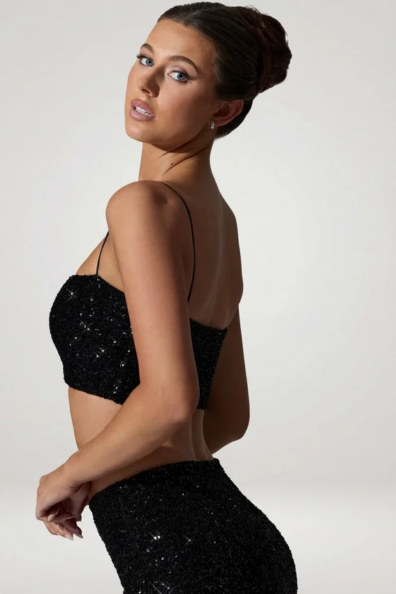 Ariana Embellished Cut-Out Crop Top i svart Ariana Embellished Cut-Out Crop Top i svart