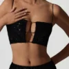 Ariana Embellished Cut-Out Crop Top i svart Ariana Embellished Cut-Out Crop Top i svart