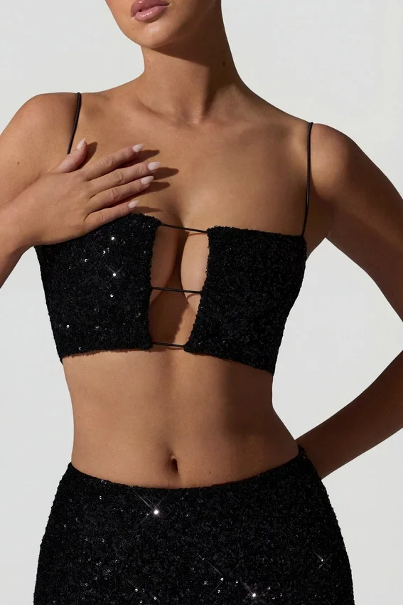 Ariana Embellished Cut-Out Crop Top i svart Ariana Embellished Cut-Out Crop Top i svart
