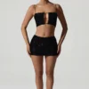 Ariana Embellished Cut-Out Crop Top i svart Ariana Embellished Cut-Out Crop Top i svart