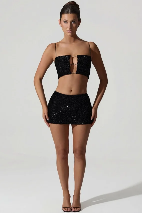 Ariana Embellished Cut-Out Crop Top i svart Ariana Embellished Cut-Out Crop Top i svart