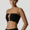 Ariana Embellished Cut-Out Crop Top i svart Ariana Embellished Cut-Out Crop Top i svart