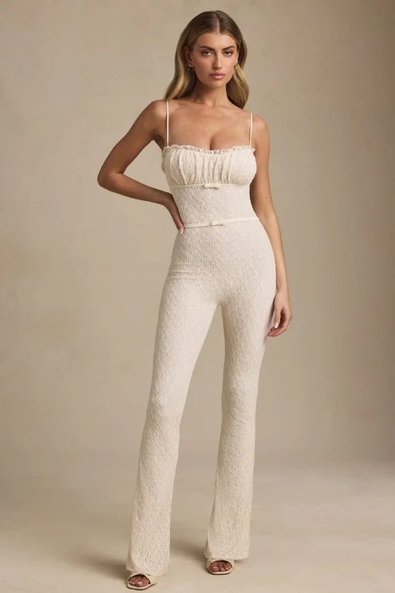 Arlena Jumpsuit med spets och rosettdetaljer i färg Ivory Arlena Jumpsuit med spets och rosettdetaljer i färg Ivory