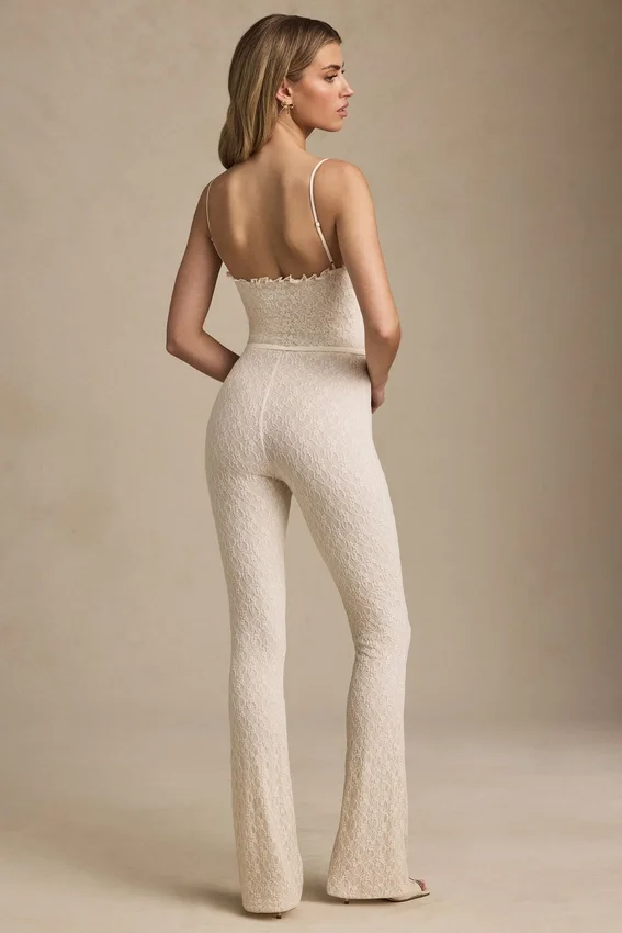 Arlena Jumpsuit med spets och rosettdetaljer i färg Ivory Arlena Jumpsuit med spets och rosettdetaljer i färg Ivory
