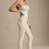 Arlena Jumpsuit med spets och rosettdetaljer i färg Ivory Arlena Jumpsuit med spets och rosettdetaljer i färg Ivory