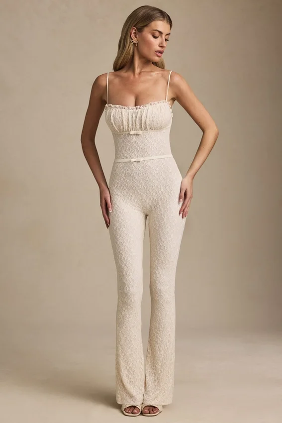 Arlena Jumpsuit med spets och rosettdetaljer i färg Ivory Arlena Jumpsuit med spets och rosettdetaljer i färg Ivory