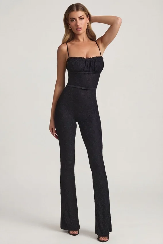Arlena Jumpsuit med spets och rosettdetaljer i svart Arlena Jumpsuit med spets och rosettdetaljer i svart