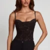 Armelia Embellished Peekaboo Cowl-Neck Top i svart Armelia Embellished Peekaboo Cowl-Neck Top i svart