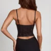 Armelia Embellished Peekaboo Cowl-Neck Top i svart Armelia Embellished Peekaboo Cowl-Neck Top i svart