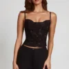 Armelia Embellished Peekaboo Cowl-Neck Top i svart Armelia Embellished Peekaboo Cowl-Neck Top i svart