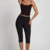 Armelia Embellished Peekaboo Cowl-Neck Top i svart Armelia Embellished Peekaboo Cowl-Neck Top i svart