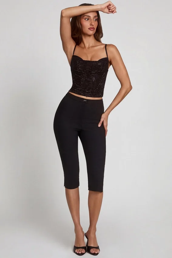Armelia Embellished Peekaboo Cowl-Neck Top i svart Armelia Embellished Peekaboo Cowl-Neck Top i svart