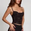 Armelia Embellished Peekaboo Cowl-Neck Top i svart Armelia Embellished Peekaboo Cowl-Neck Top i svart