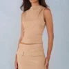 Aurelle topp i imitationsmocka med hög hals i beige Aurelle topp i imitationsmocka med hög hals i beige