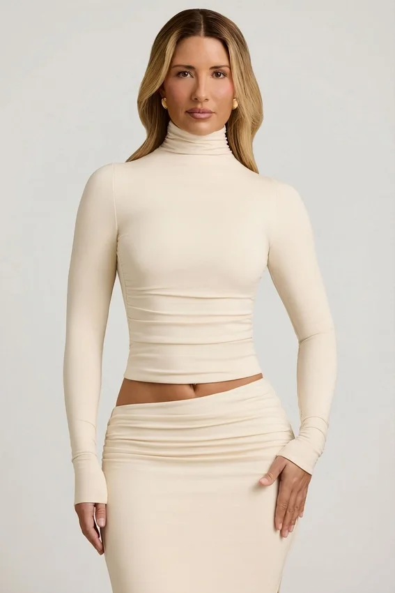 Auri Modal Ruched Backless Turtleneck Top i Ivory Auri Modal Ruched Backless Turtleneck Top i Ivory