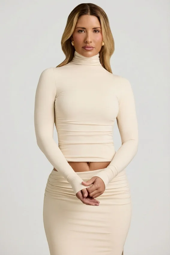 Auri Modal Ruched Backless Turtleneck Top i Ivory Auri Modal Ruched Backless Turtleneck Top i Ivory