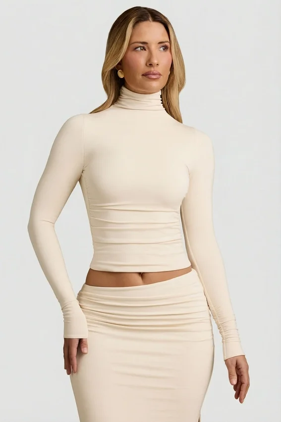 Auri Modal Ruched Backless Turtleneck Top i Ivory Auri Modal Ruched Backless Turtleneck Top i Ivory