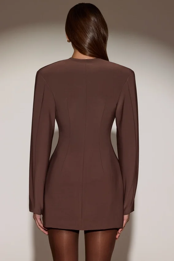 Azelie miniklänning med enkelknäppt blazer i chokladbrunt Azelie miniklänning med enkelknäppt blazer i chokladbrunt