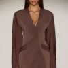 Azelie miniklänning med enkelknäppt blazer i chokladbrunt Azelie miniklänning med enkelknäppt blazer i chokladbrunt