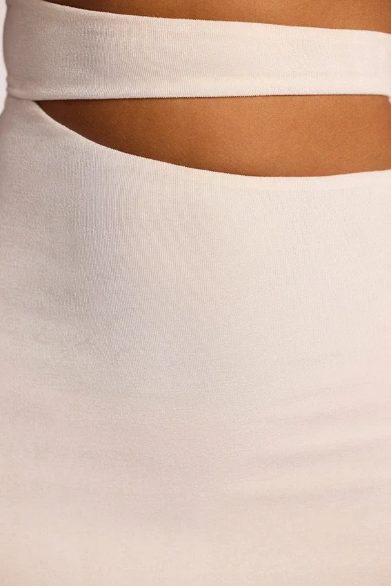 Azzurra texturerad jersey-miniklänning med utskärningar i A-linjeform i färgen Ivory Azzurra texturerad jersey-miniklänning med utskärningar i A-linjeform i färgen Ivory